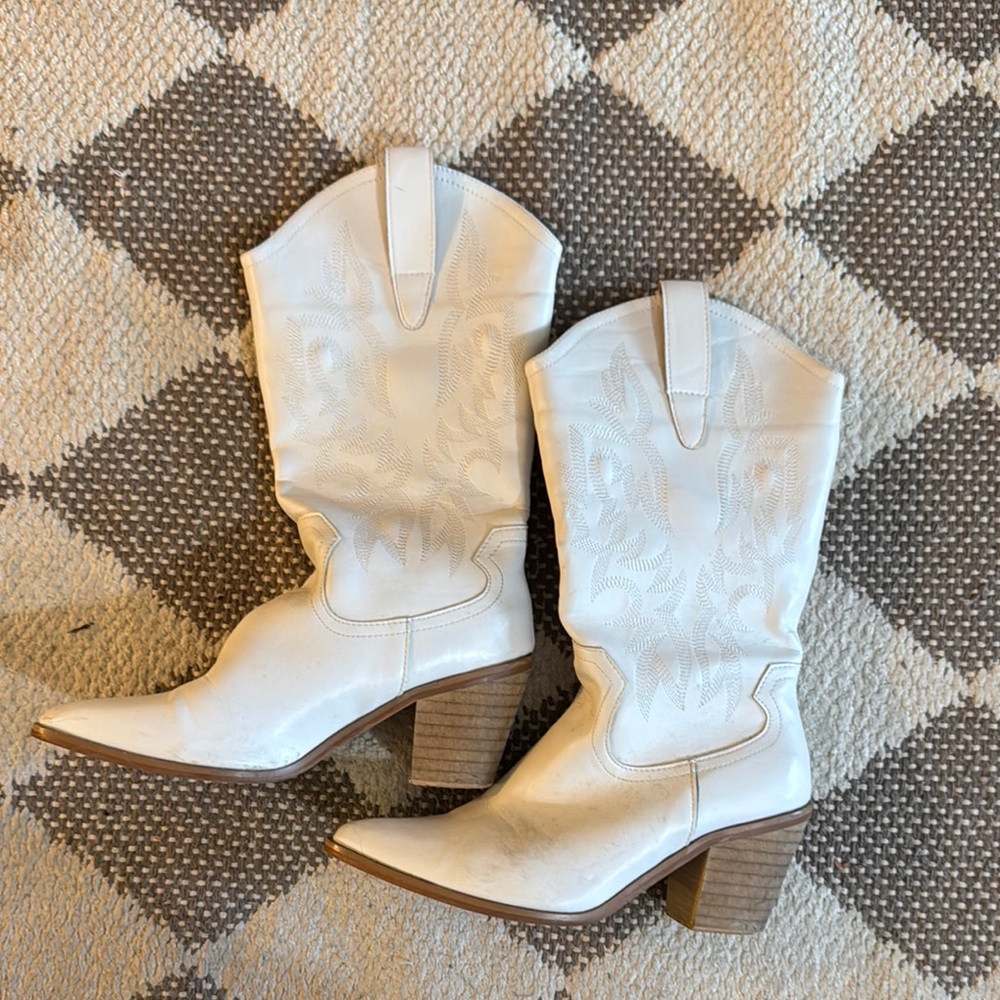 White Leather Heeled Boots with Pointed Toe and Decorative Stitching